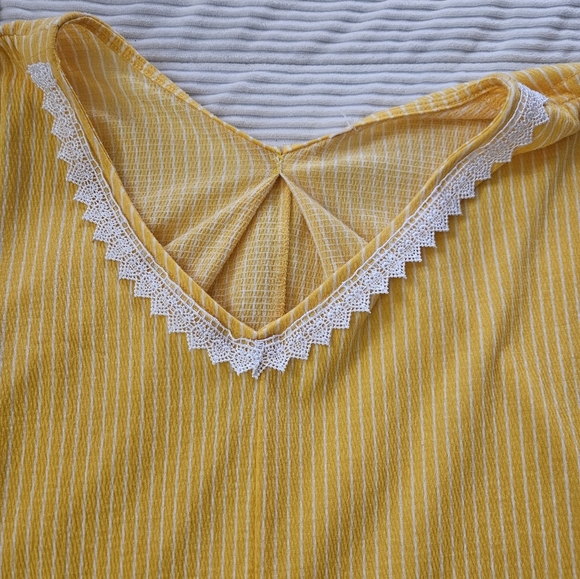 Yellow V-Neck Women's Top Size 4X - Picture 4 of 6